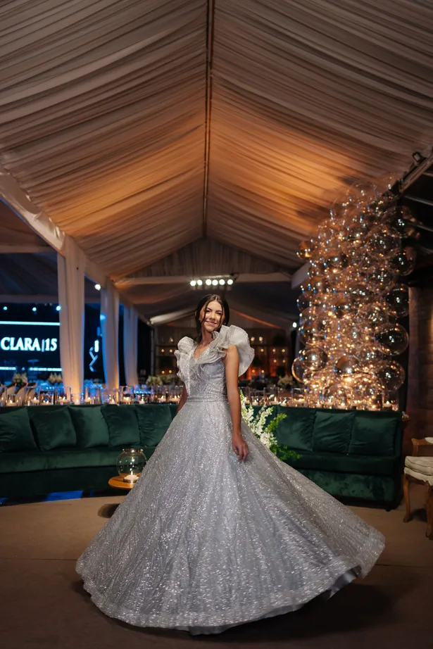 Debutante girando o vestido no salão
